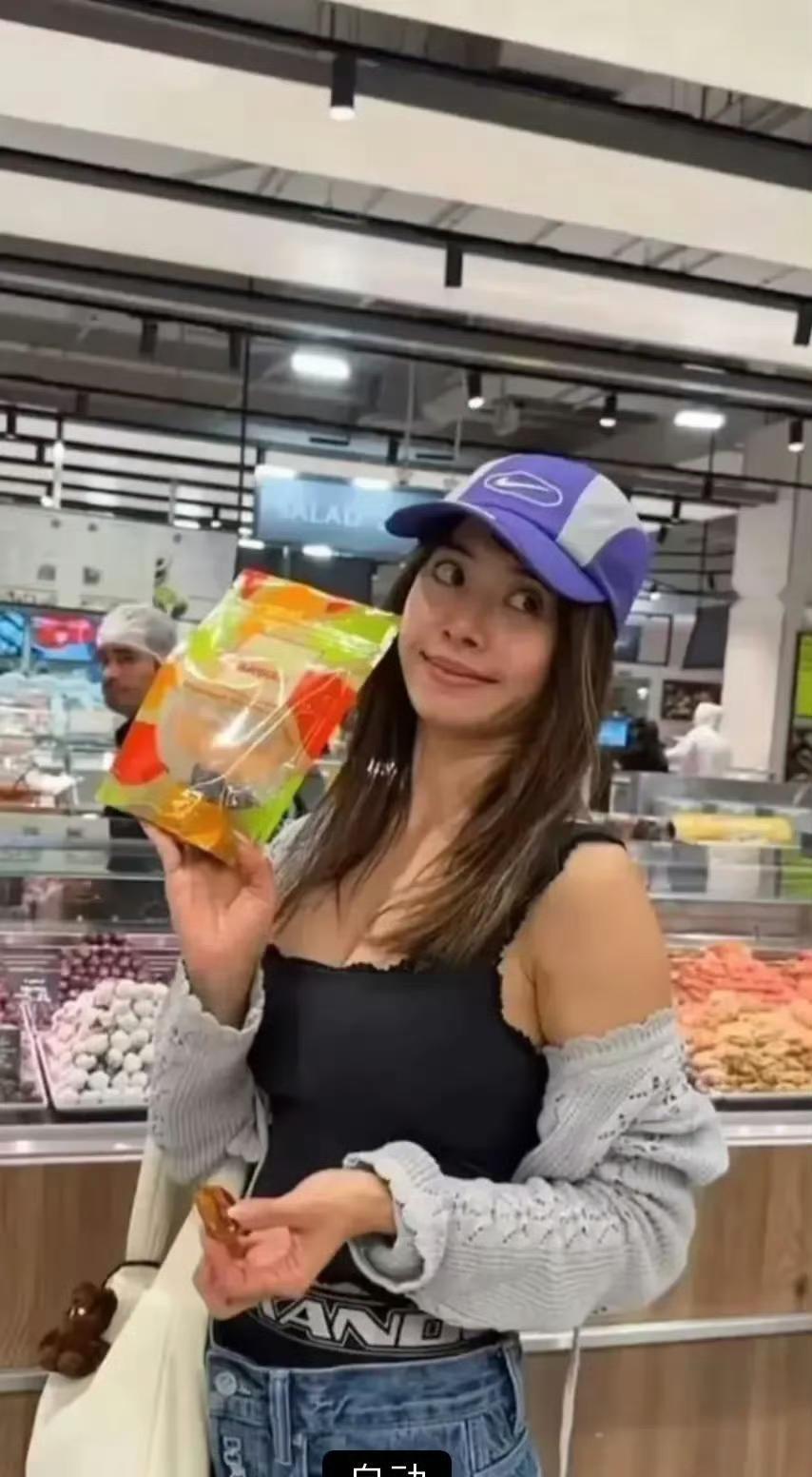想不到蔡依林这么有料！黑色吊带藏不住火辣身材，网友惊呼：
“想不到她个子小小的，