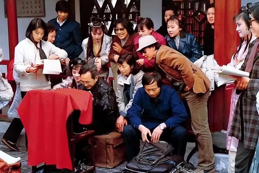 当年，拍摄红楼梦的导演胆子真大，主角配角，都是不知名的明星，还敢耗时三年，技术不