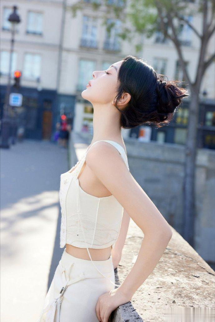 #孔雪儿新中式造型#孔雪儿这套新中式造型可真的是太好看了呢，而且感觉姐姐整个人的