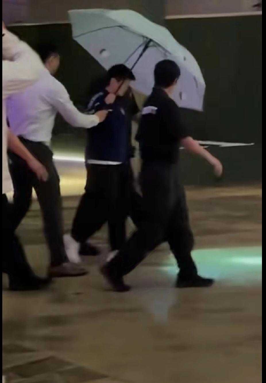 新加坡雨夜名场面！莎莎这排面，谁看了不笑！😂
 
刷到这段视频太有戏剧性了！新