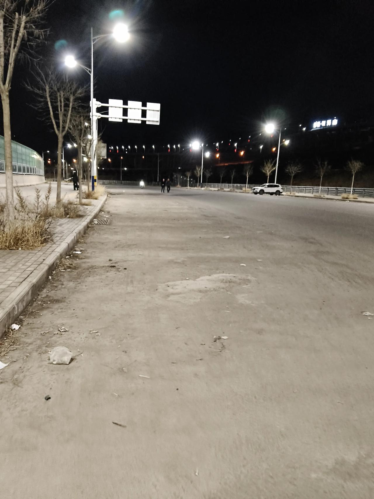 晒出你的本地生活昨天晚上出去散步，发现后山这边停的很多车一下子没有了，打听了一下