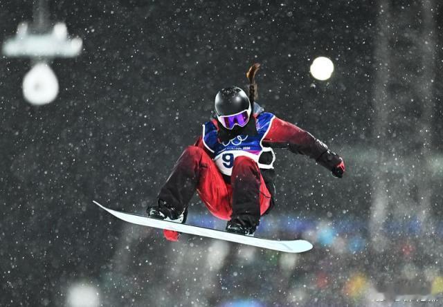 单板滑雪女子U型场地技巧决赛，中国选手蔡雪桐和武绍桐分获第六名和第七名，冠军被1
