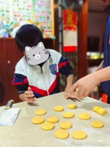 调皮是真调皮动手能力没得说想吃南瓜饼自己买材料做他居然做得特别好今天晚上的宵夜南