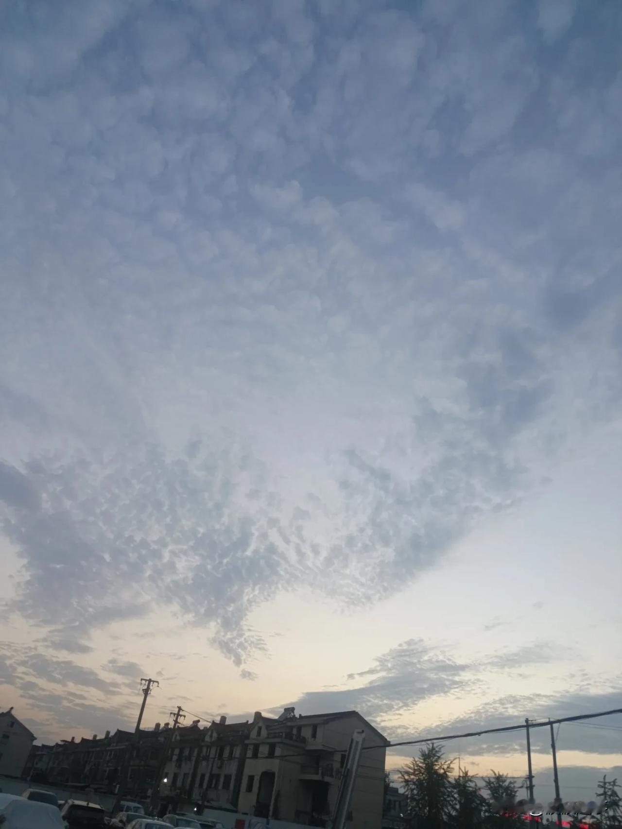 黄昏时分，云海翻涌，静谧的街道，等待归家。已经很久没有看到这个时间段有如此风景。