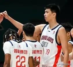 这么搞干脆就别培养后卫了，后卫就交给外援得了，全面培养前锋中锋算了什么全能前锋、