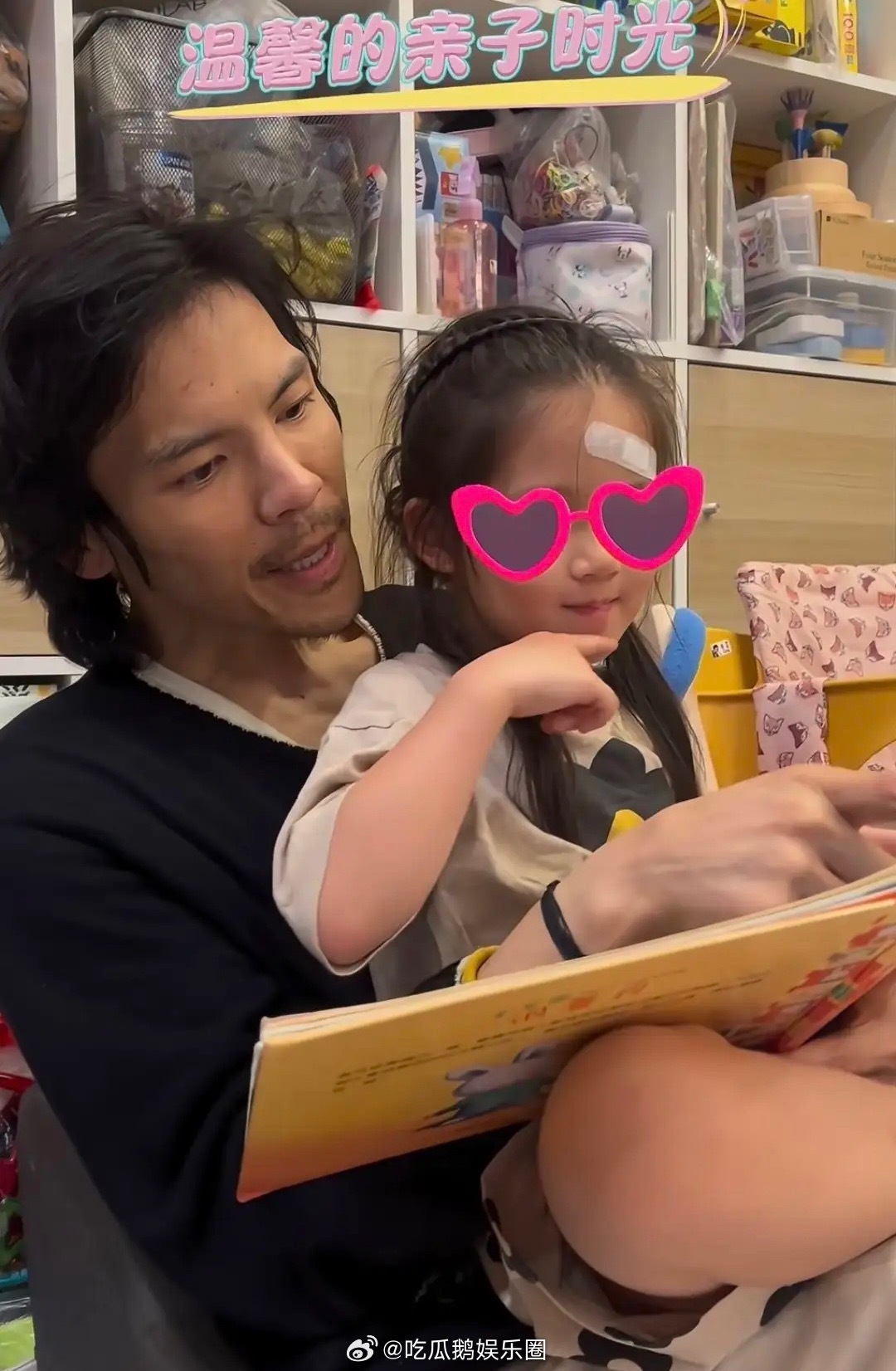 郭碧婷一家4口团聚，向佐陪岳父遛弯尽孝心，3岁儿子骑爸爸脖子上！ 