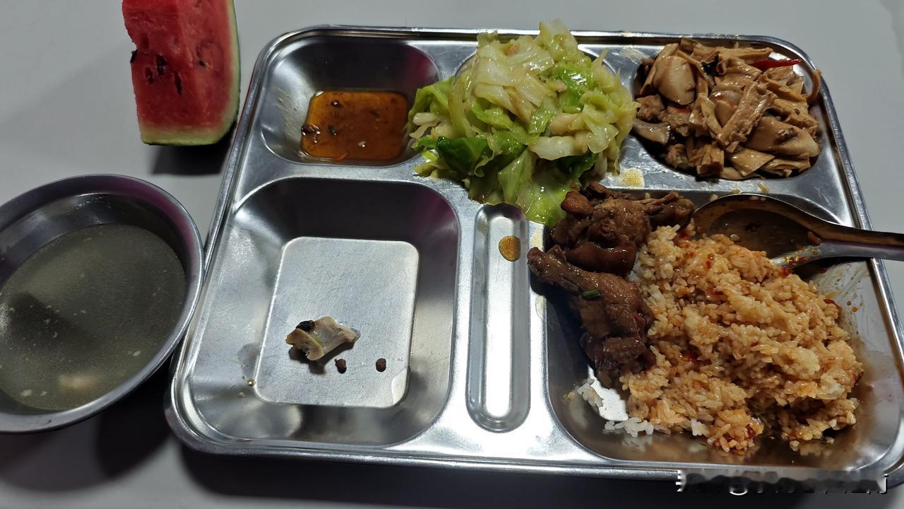 今天越南厂子的食堂晚餐伙食:
2只红烧小鸡腿、腐竹炒瘦肉、素炒卷心菜、海带骨头汤