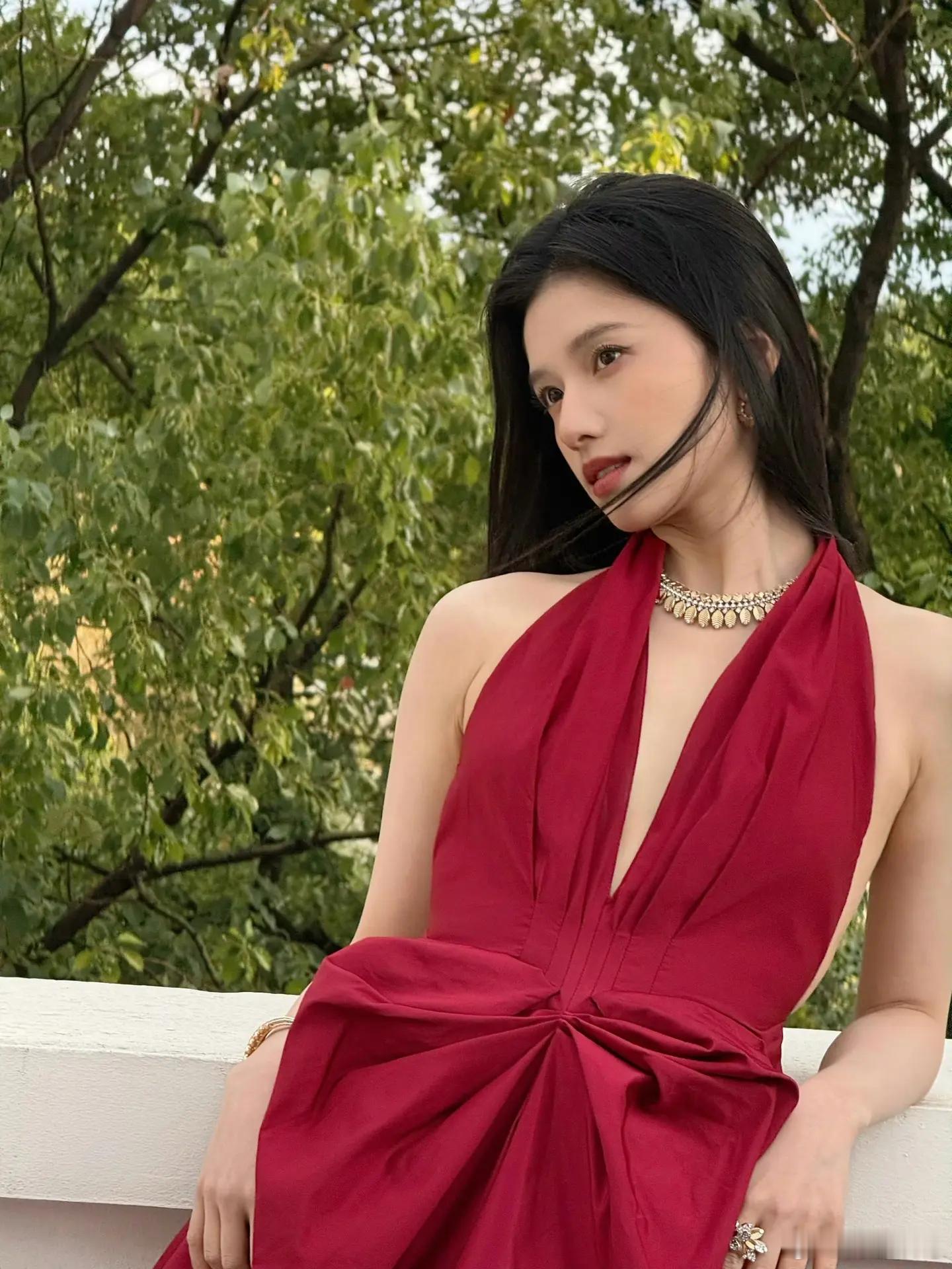 张婧仪红裙CCD张婧仪红裙 美得好惊艳红裙一穿，氛围感直接拉满💃张婧仪 红裙造