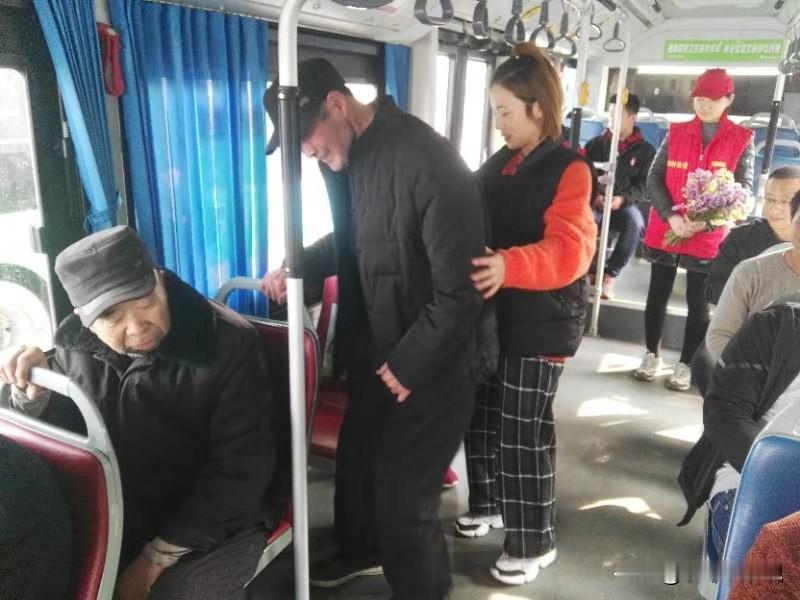可你说它差吧，前阵子地铁里孕妇被骂，旁边丈夫护妻那一下，全车人心里都暖了。其实大