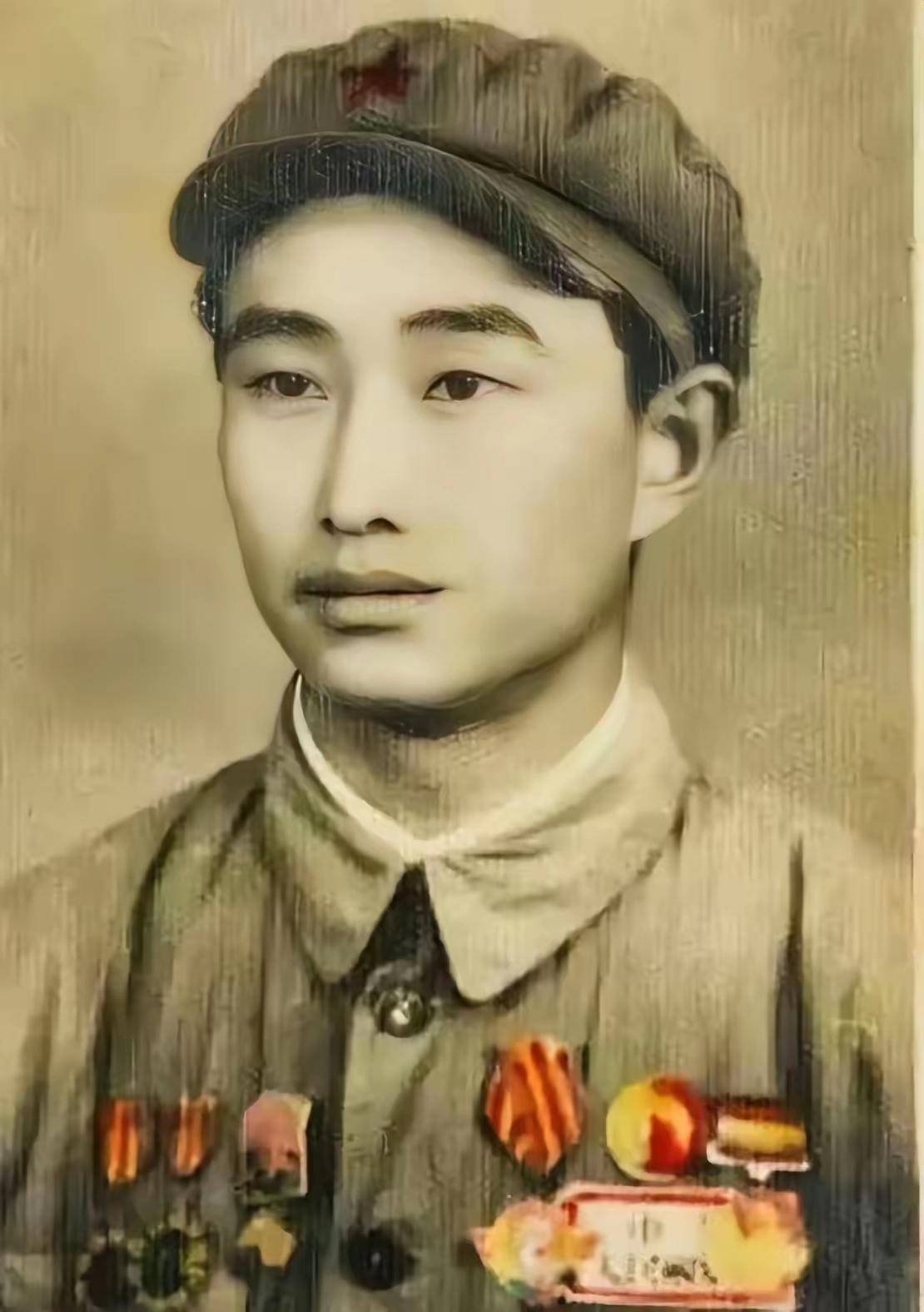 1943年山东栖霞，20名八路军正在吃饭。突然3架敌机俯冲而来，班长慌忙大喊：“