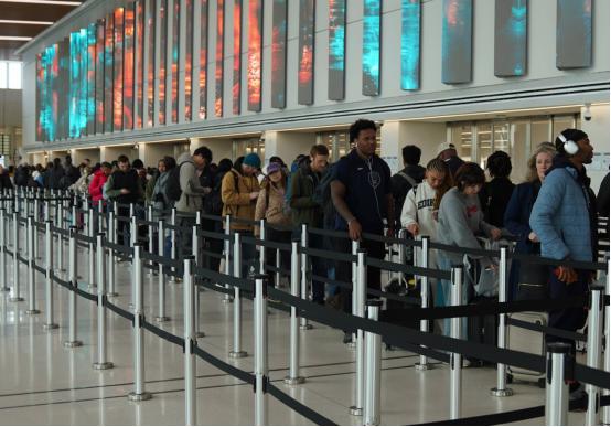 最近美国这出政府部门停摆的闹剧，真是把普通民众坑得没话说，到2026年3月中旬，