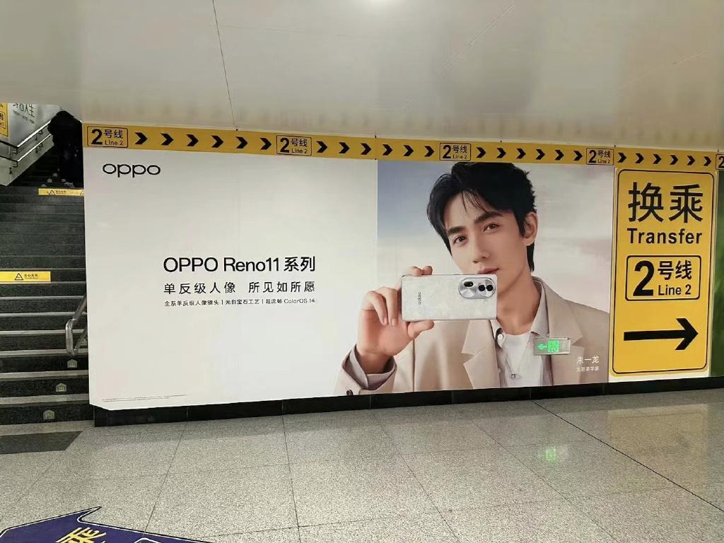 刚看到OPPO Reno11 系列的完整外观曝光了，这设计真的既大胆又好看。
从
