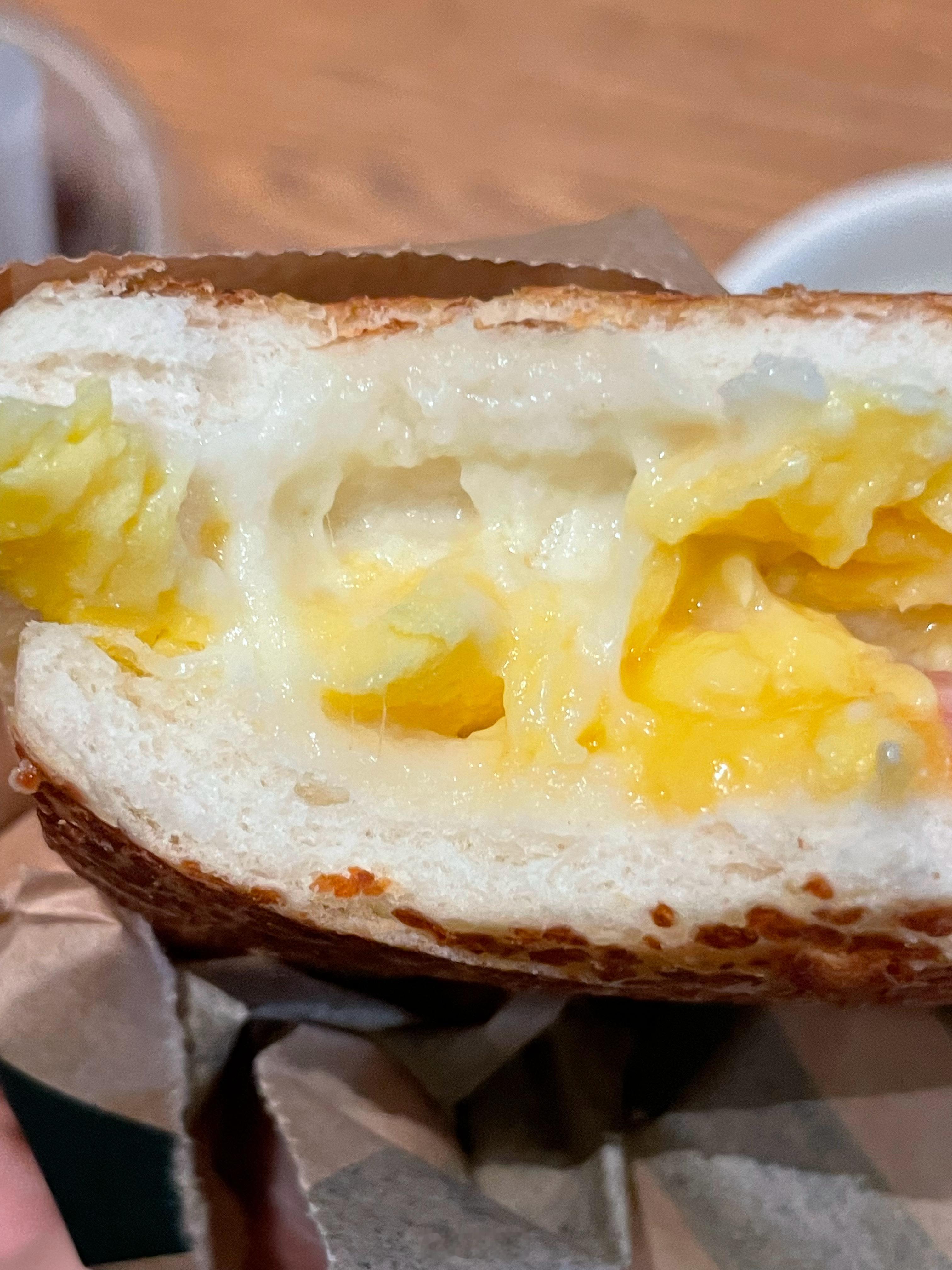 外面的热闹与喧嚣皆与大彬子无关，大彬子已经活成了一颗植物，独处，静默，扎根，生长