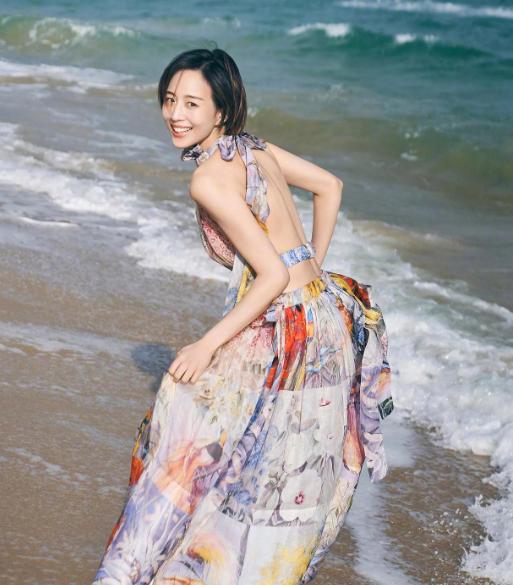 张钧甯海边写真，一袭花裙，大秀美背
你喜欢张钧甯吗？
我对她的印象是从电影《血观