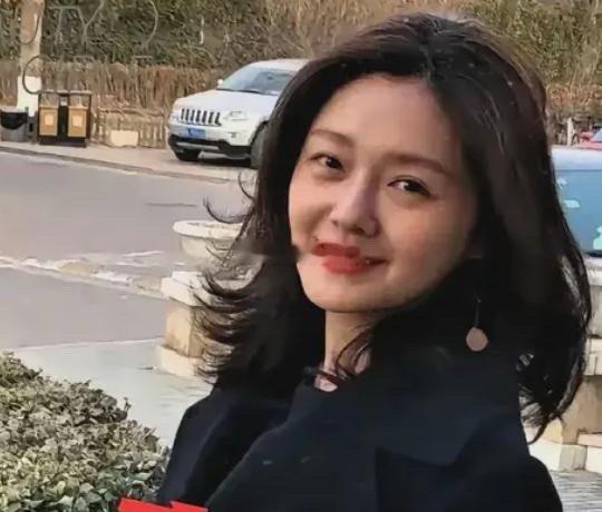 大S堪称女星中的翻车王，表面光鲜亮丽，实则因一系列离谱言论，沦为众矢之的。她那些