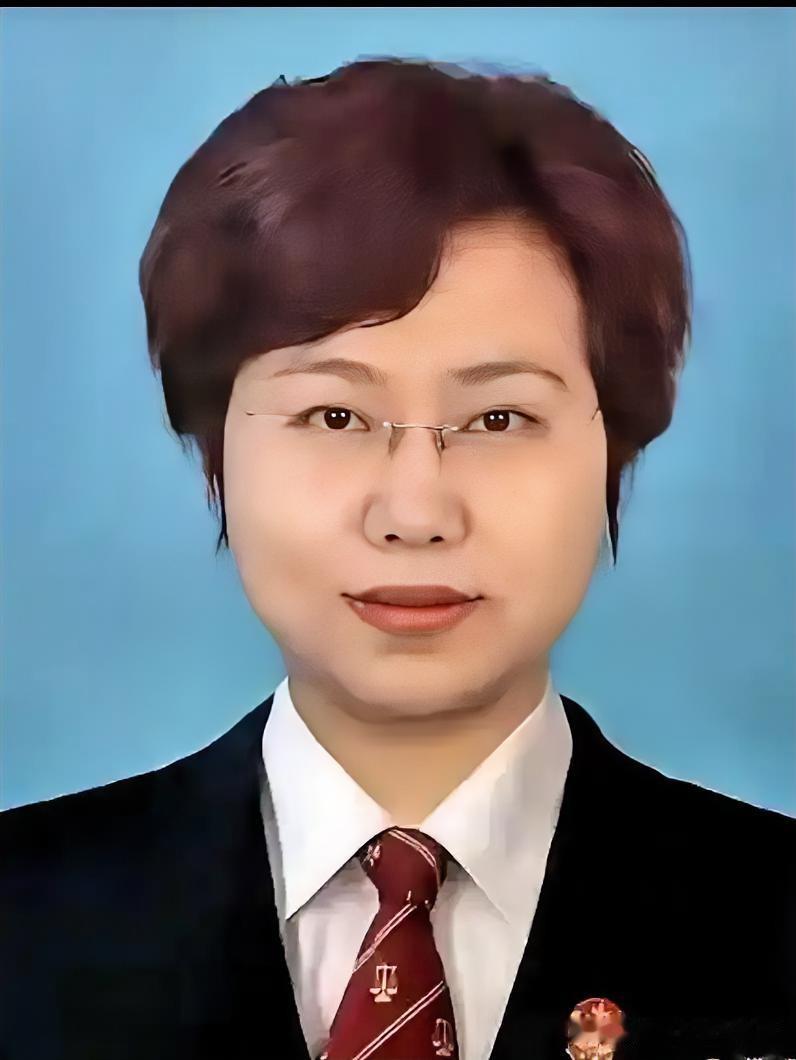顶级家世却选择低调打拼，这才是真正的名门风骨
 
现在很多人都拼命啃老、拼背景，