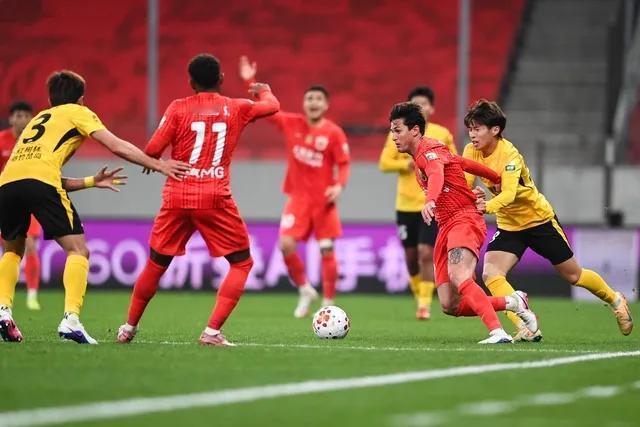 海港得拿多少冠军主场观众才能达到场均3万啊

中超第二轮，上海海港主场对阵青岛西