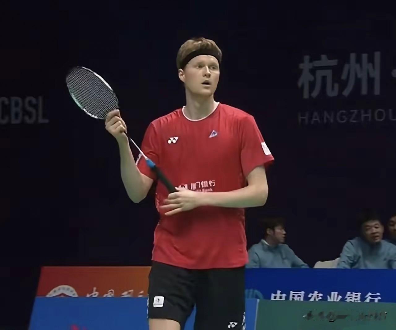 中国羽毛球俱乐部超级联赛杭州站，厦门队引进的丹麦外援安东森迎来首秀，他以17-1