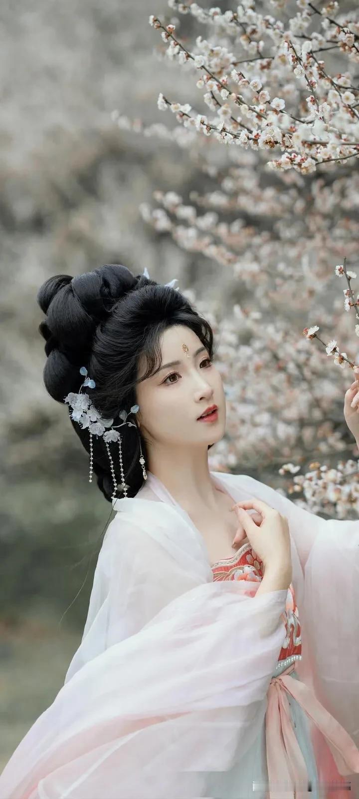 婆媳关系是家庭中最为复杂的关系之一，它需要双方的努力和理解才能和谐相处。在这个家
