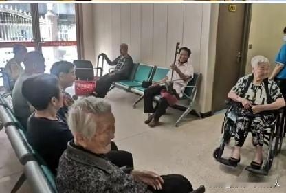 我上面已经没老人了，但渐渐衰老的我，如果不能自食其力，儿女工作又繁忙，我愿意他们