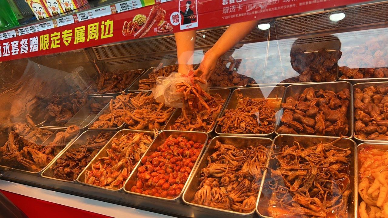 绝味食品进入ST时代：少计营收超7亿被罚，业绩大幅下滑持续关店。据港湾商业观察，