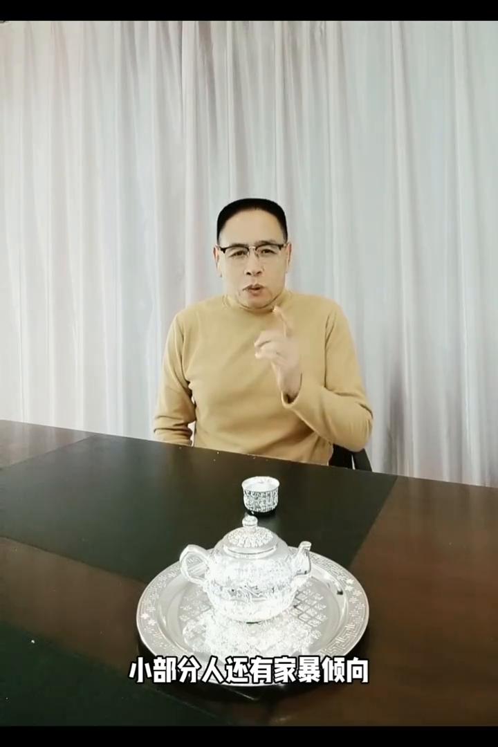 情绪阴晴不定，指责型人格。
有一种人总是喜欢指责别人，这叫指责型人格。指责型人格