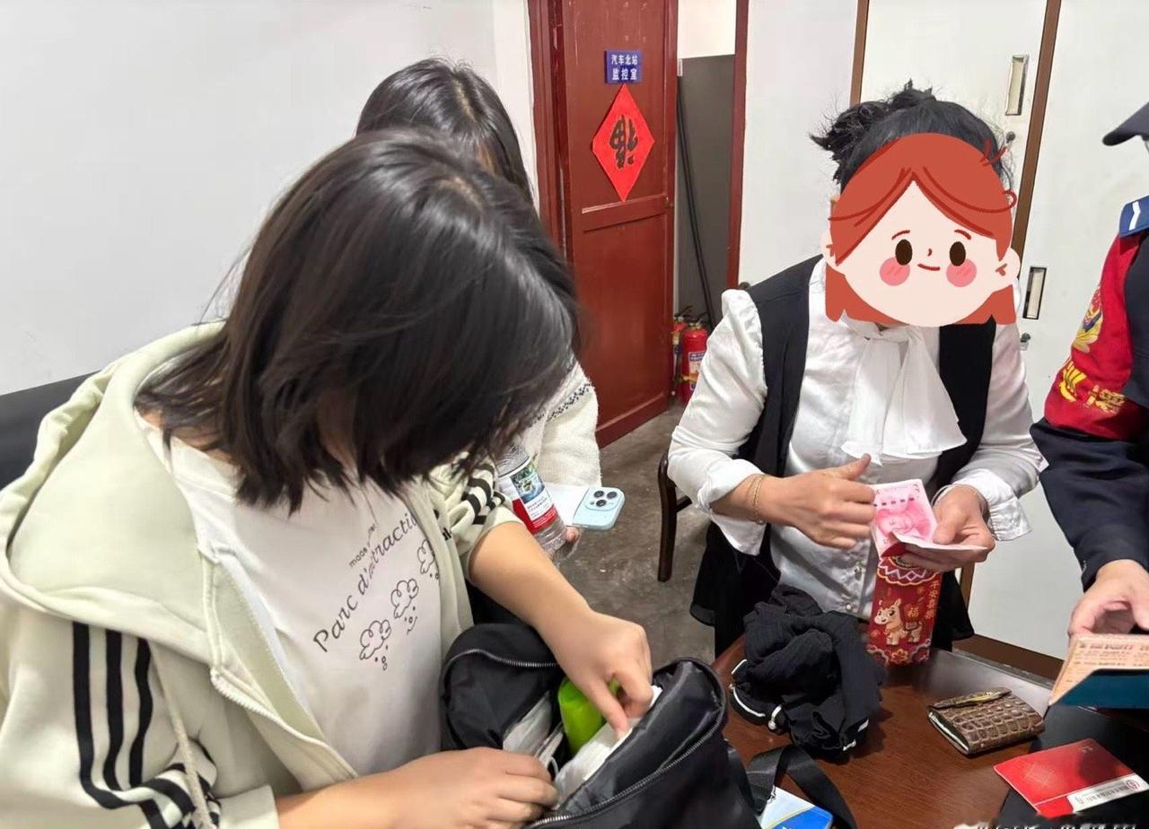 【背包错拿众人急，辅警高效“牵线”完璧归赵】
        “我的背包被人拿错