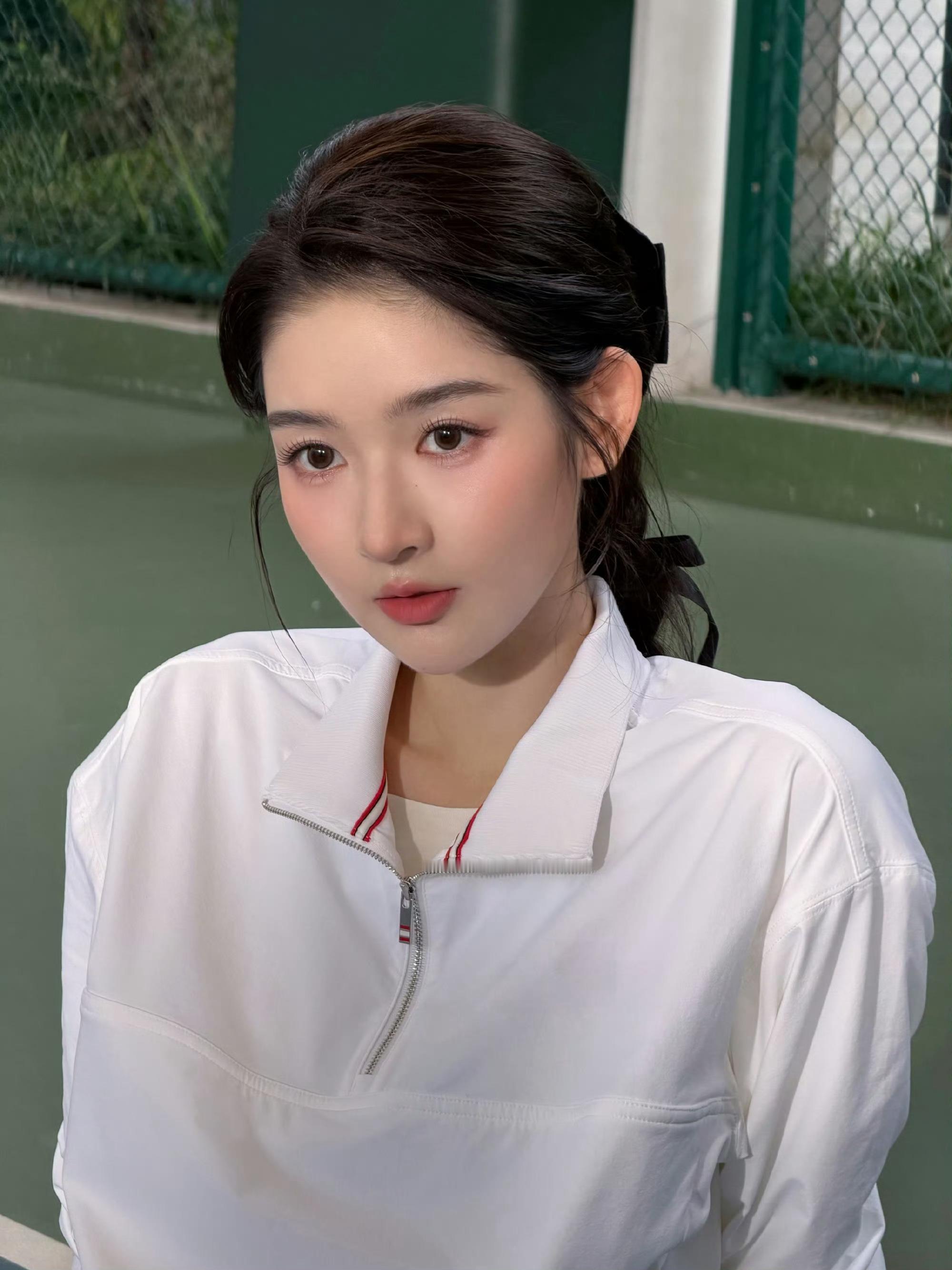 更新照片好完美的身材…好完美的脸蛋申请和王姐一起打网球🎾