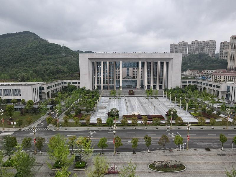 百里杜鹃管委是县级行政区:
它是县级
大方管不了
黔西也管不了
也就是说百里杜鹃