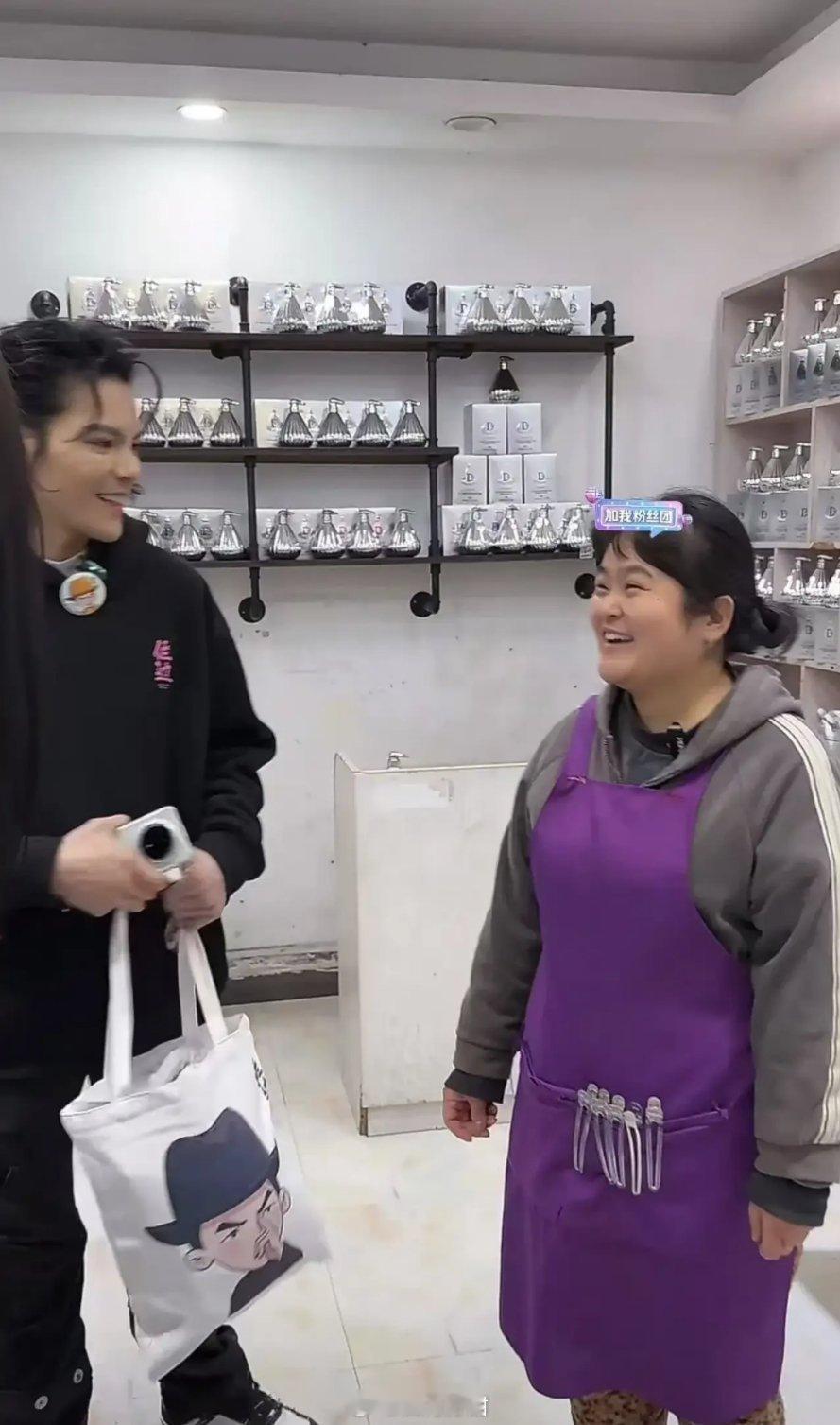 最近这娱乐圈里谁最火？那肯定是向佐没跑了，不管干啥都能上热搜。跟理发师晓华的直播