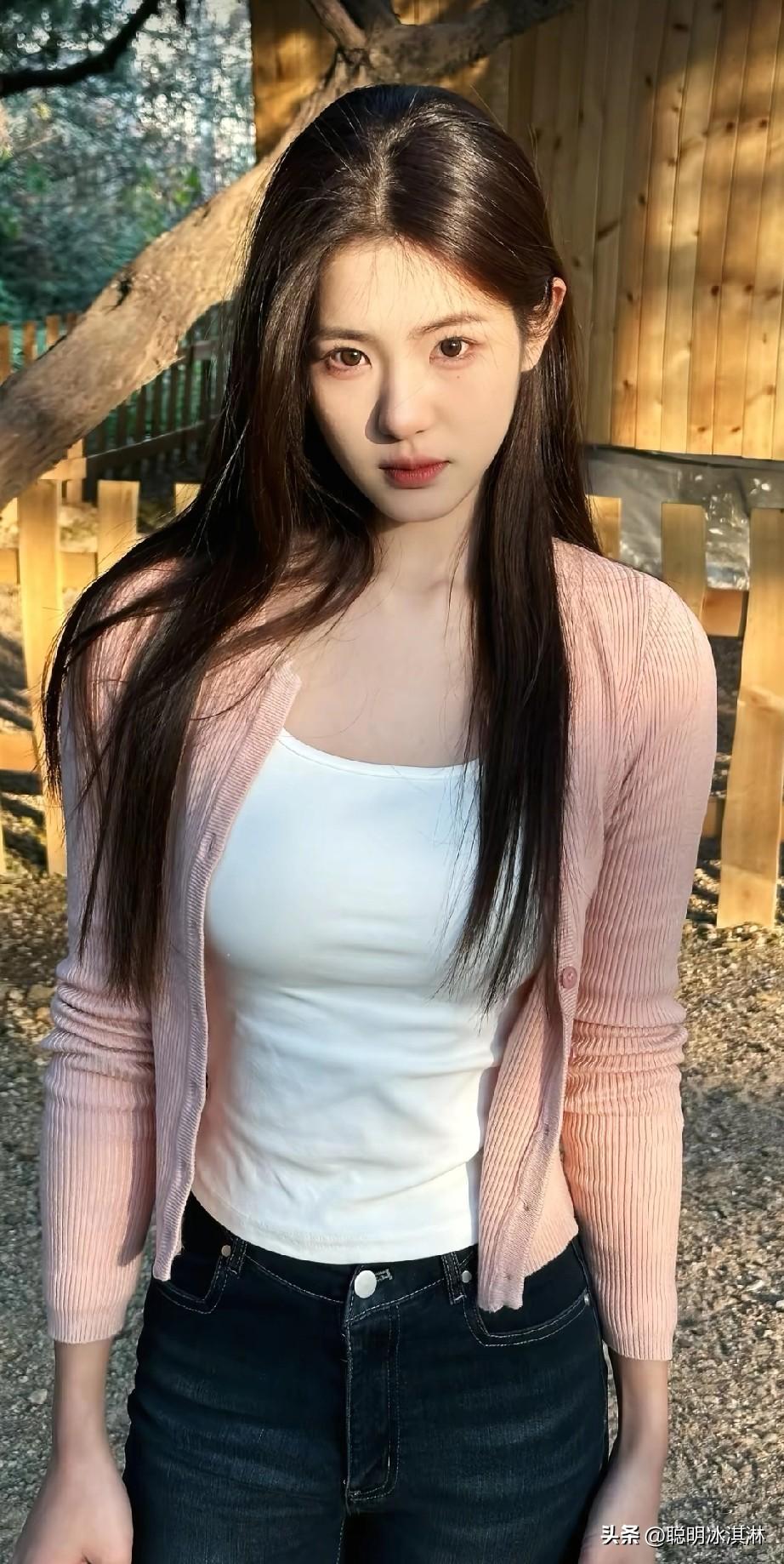 粉色针织衫+白色背心+牛仔裤，简约又温暖！