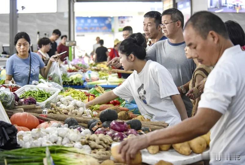 平均按照每人三两的量下料准备食物就可以了。
采买食材、烹饪食物再到收拾整理。这一