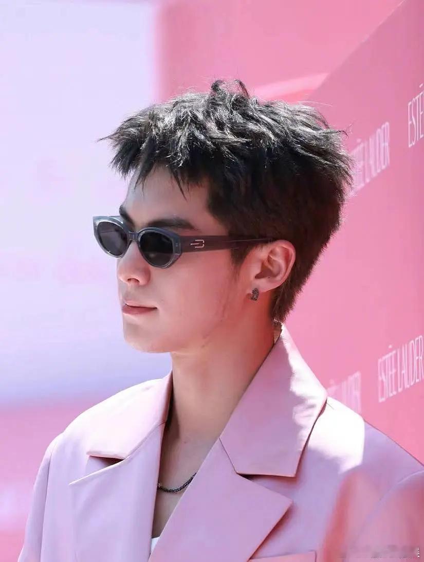 夏天工作真不容易，王鹤棣这张还以为长了络腮胡，而且嘴咋更歪了啊 ​​​