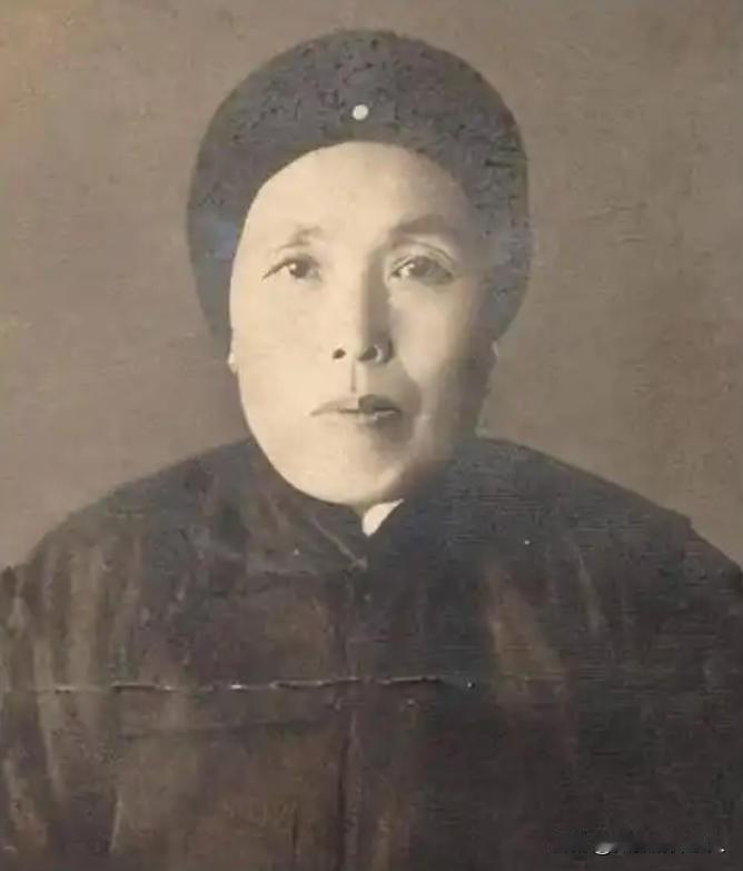 1891 年，16 岁的张作霖落难乞讨，孙寡妇看中了他，解开衣扣，掏出一块腰牌给