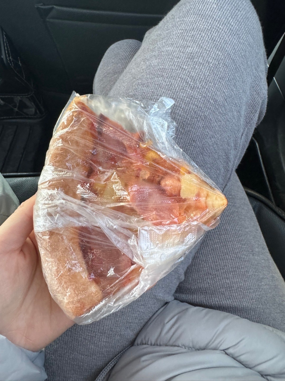 披萨塑料袋兜里揣 感觉自己真的像农村人 