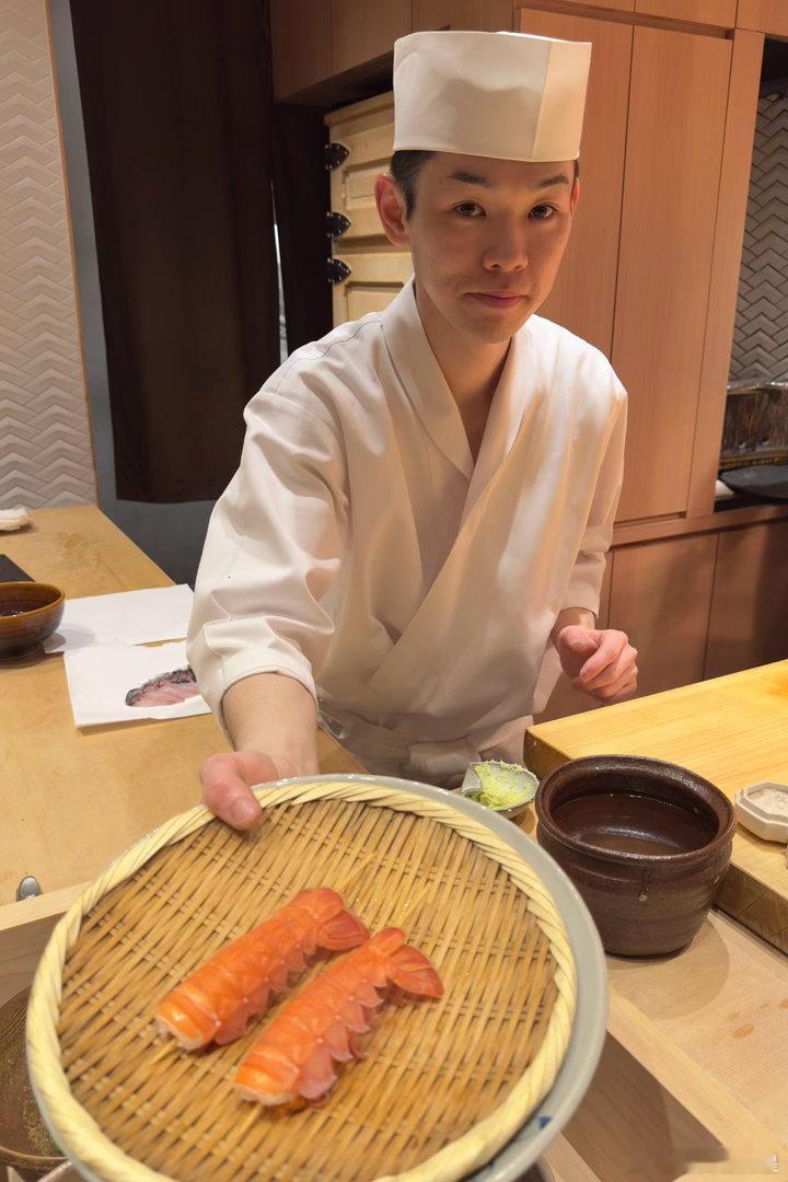 寿司良月，东京银牌店。图1是剑先乌贼，刀工好看，可放C位。说菜。首先是一碗鲷鱼汁