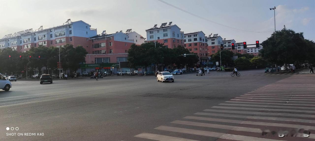大同云冈区街景随拍
统一粉白色的住宅区，很整齐。
恒安一中很拽，馨茂学校已开学，