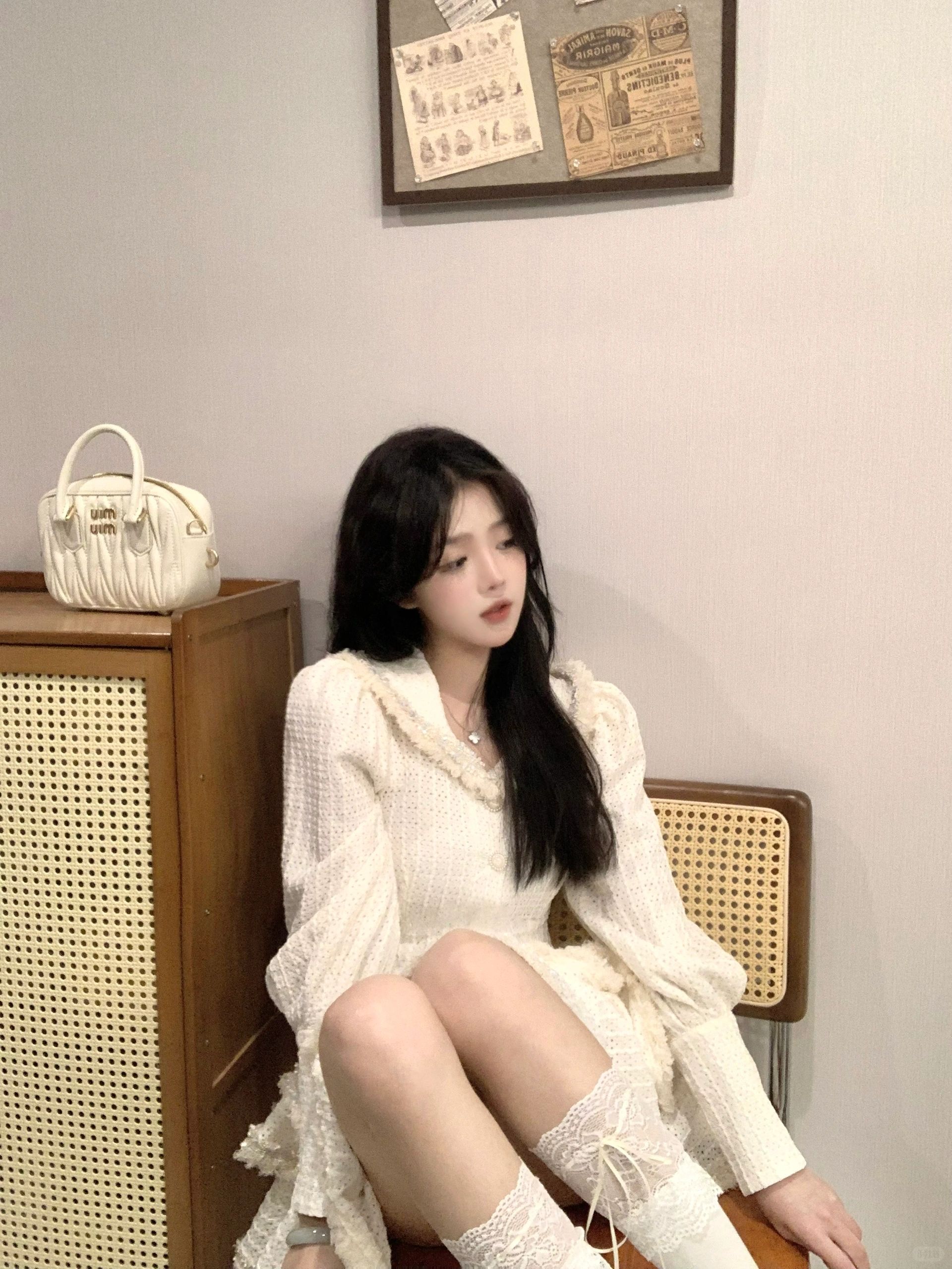 all white (៸៸᳐⦁⩊⦁៸៸᳐ )੭ﾞ