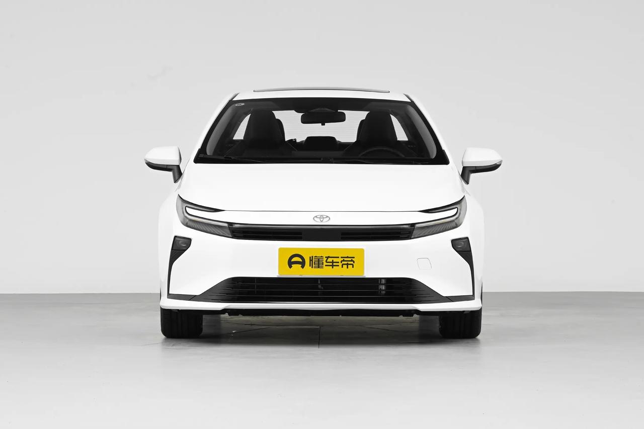看到新款丰田卡罗拉，让我想起了一句话：以为穿个马甲就认不出你了😄，这车本质不就