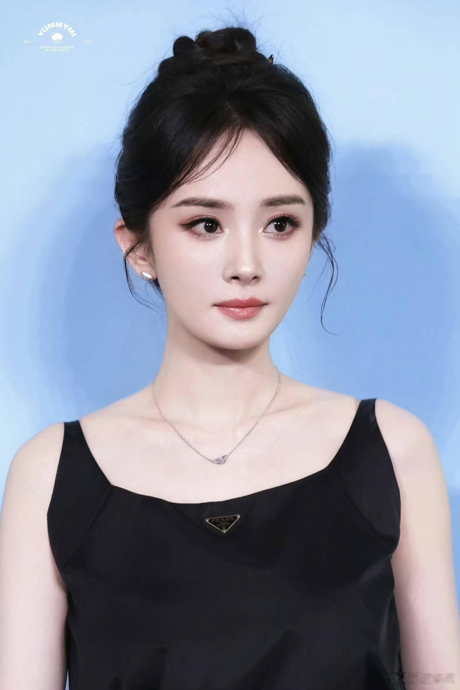 杨幂李沁欧阳娣娣合照杨幂这张脸太伟大了，不得不说杨幂粉丝吃的好好，Prada女王