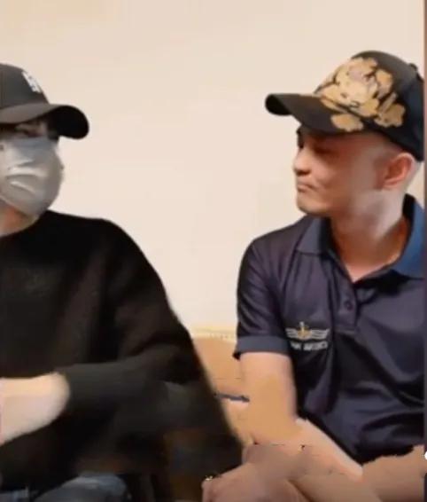 刘晓庆小男友开直播爆料，这小男友真的很阳光帅气，戴着棒球帽，蓝色体恤衫，皮肤白皙