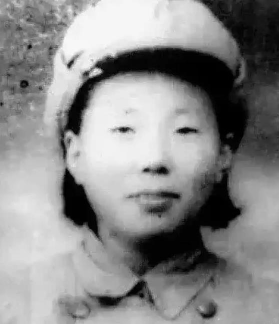 1945年，八路军卫生员被俘，日军把她吊在房梁上毒打，半夜，一个老乡走了进来，轻