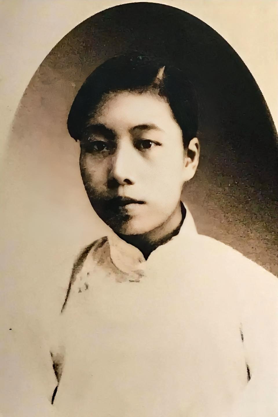 她是广东番禺名门之女，一生充满传奇。祖父是晚清重臣，她是中国大文豪的伴侣，儿子是