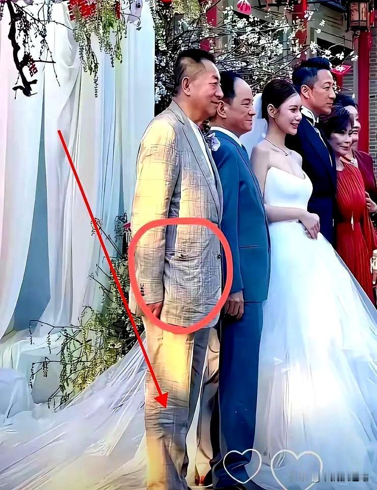 汪小菲婚礼的流量密码，这次竟然被亲爹截胡了！

当所有人都在关注张兰的C位表现时