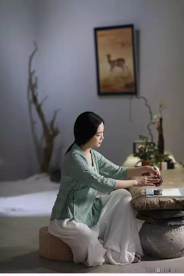 浙江省以西湖龙井茶闻名，杭州素有“人间天堂”的美誉，西湖龙井茶以其“色绿、香郁、