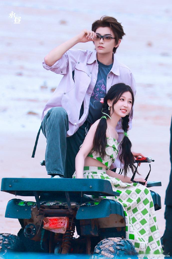 舒心就这样嘟着嘴卖萌 玉溪就这样冷着脸把人圈在怀里一边玩辫子、、这个视频有退出键