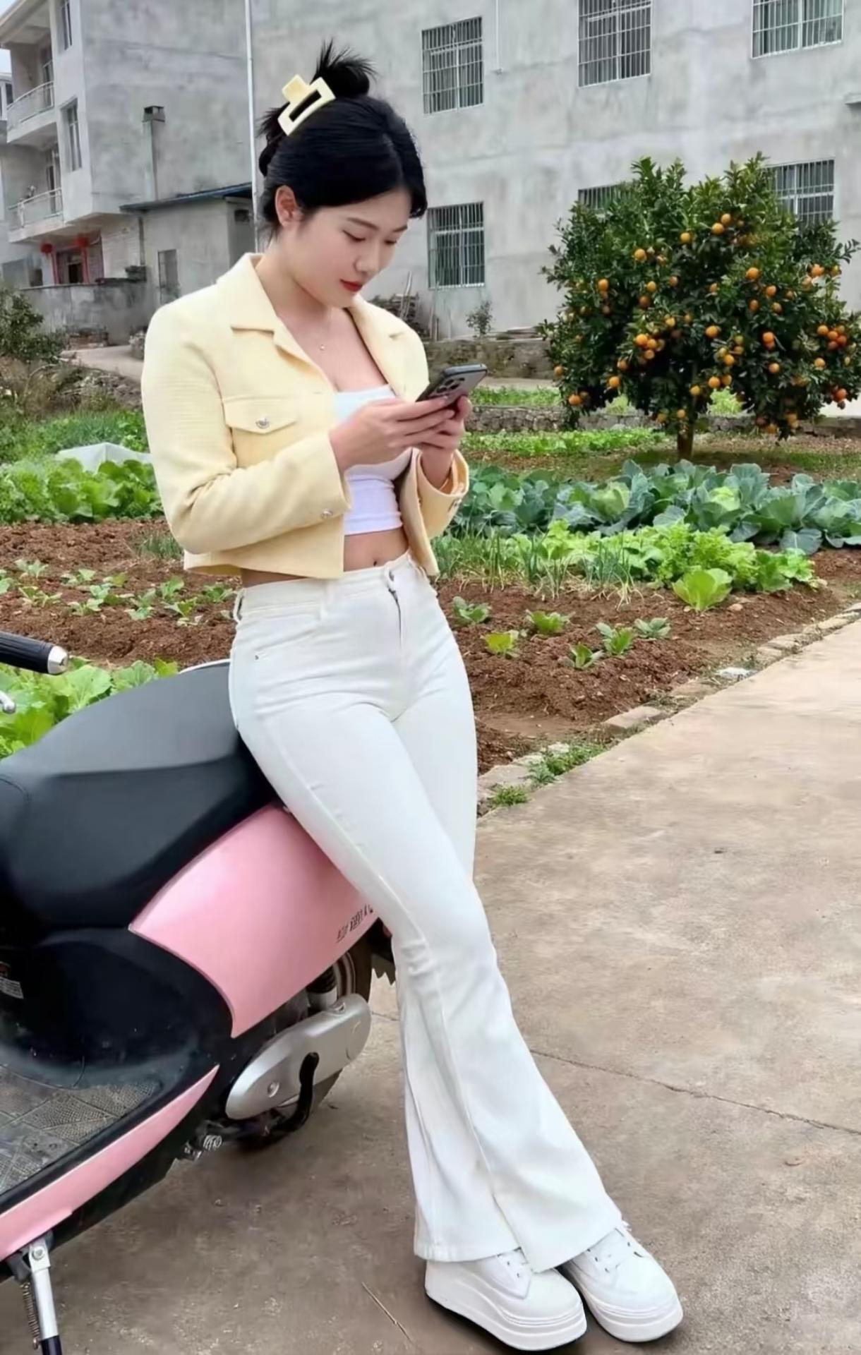 『半窗月痕·永遇乐·村头闲坐』
 
瓦壁凝灰，篱根铺绿，橘垂金果。
菜畦分垄，新