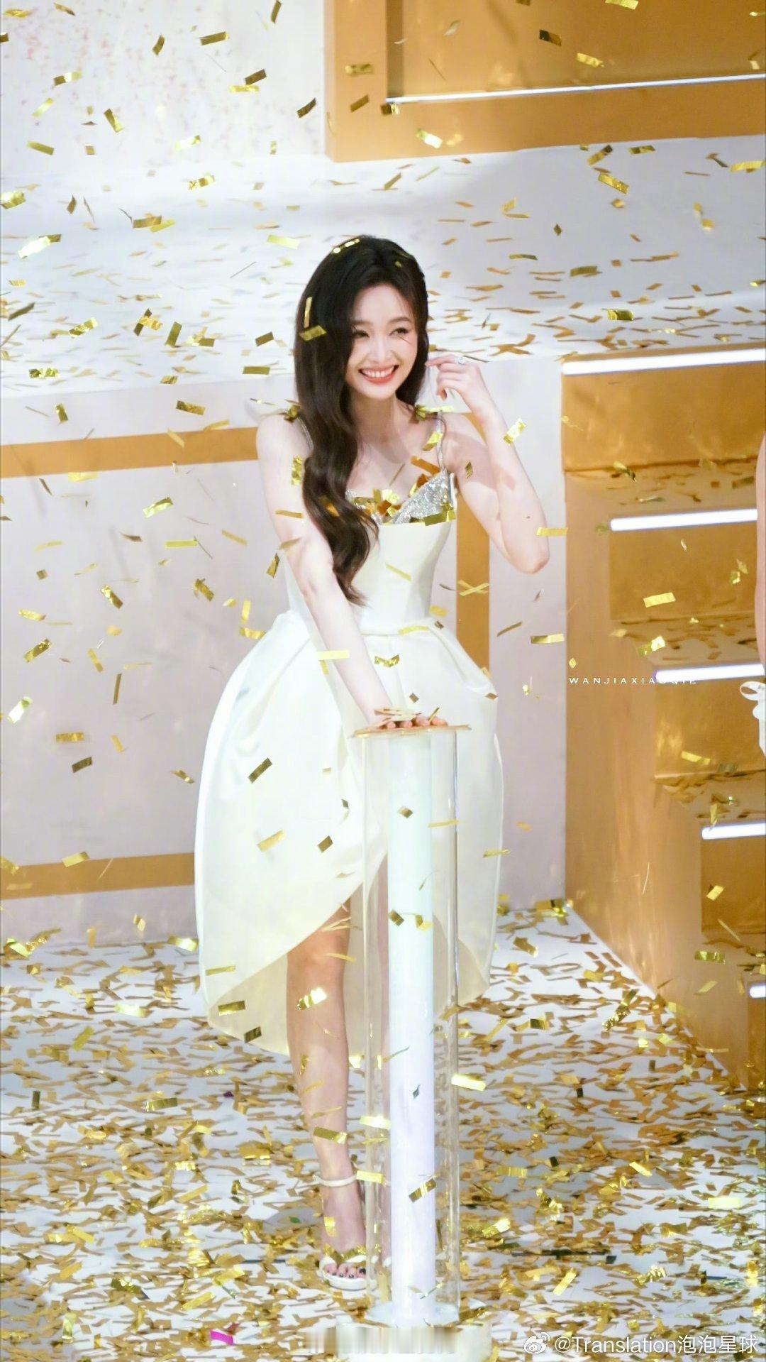 金色彩带雨中的吴宣仪 谁能扛得住金色彩带雨里的吴宣仪啊！彩带像碎金一样洒下来，她