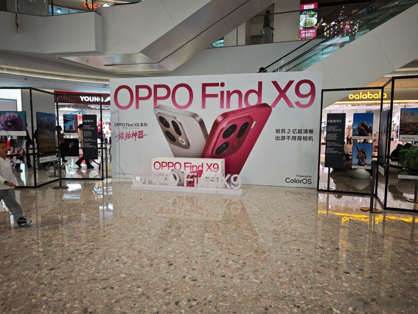 一进商场就看到了OPPO Find X9的广告，霸气了。 ​​​