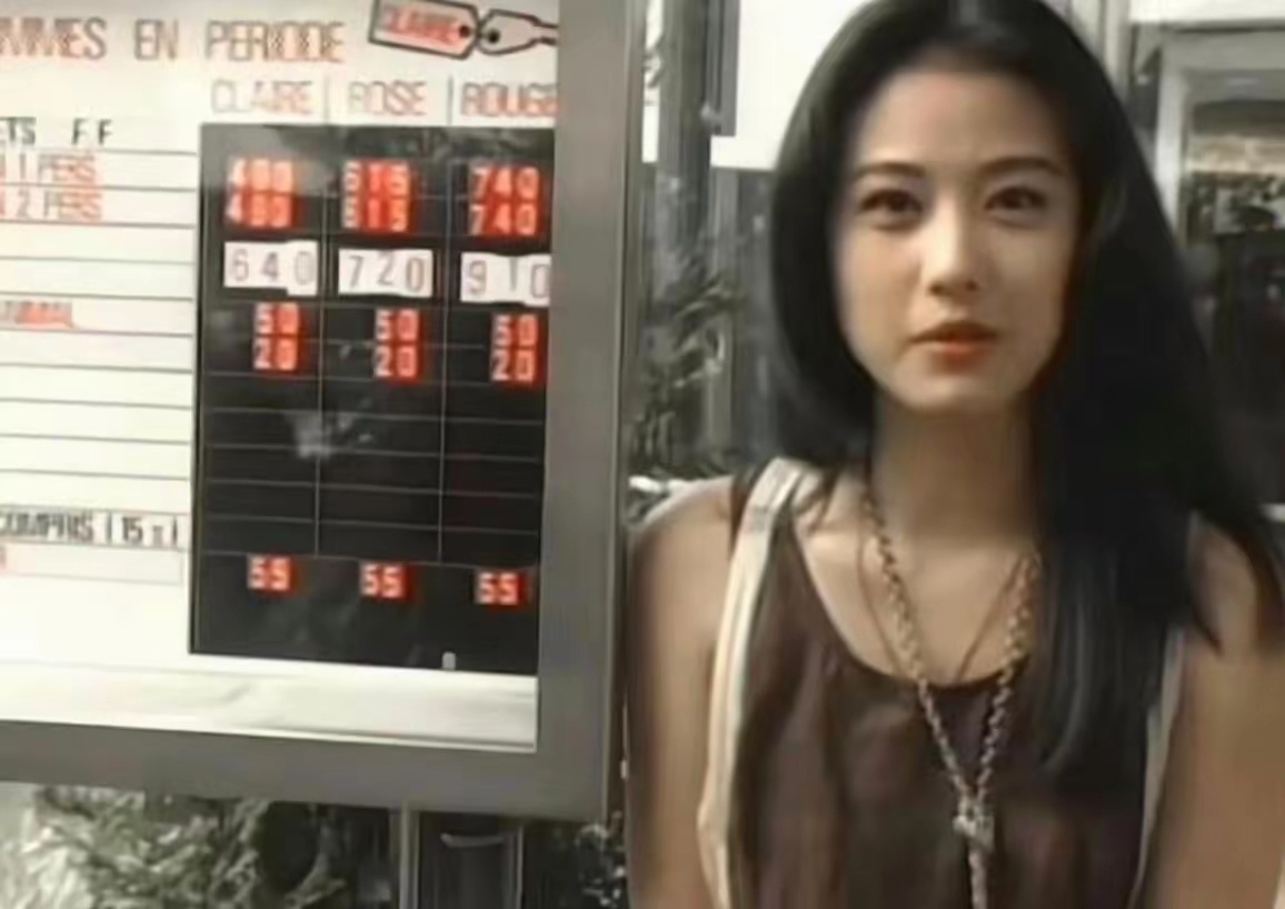 年轻时的周海媚，是一眼万年的极致清纯。 